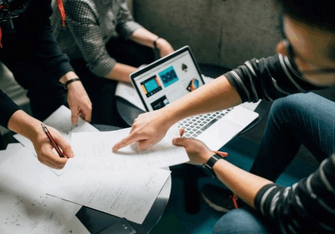 students-collaborating-95.jpg
